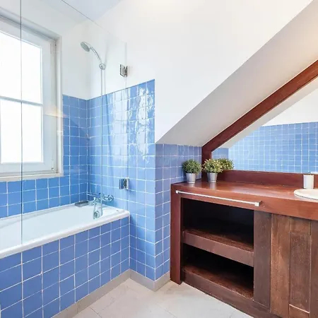 Rustic-style Apt Near Bairro Alto شقة