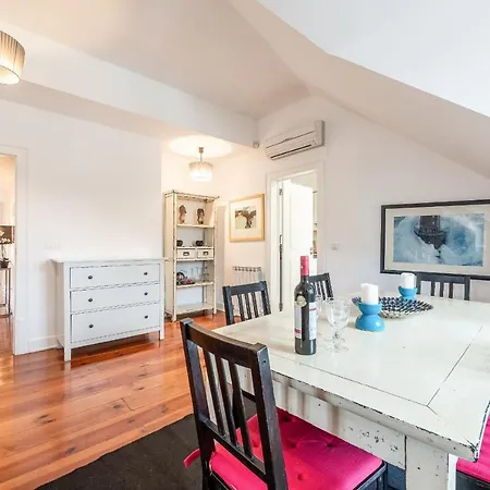 Rustic-style Apt Near Bairro Alto