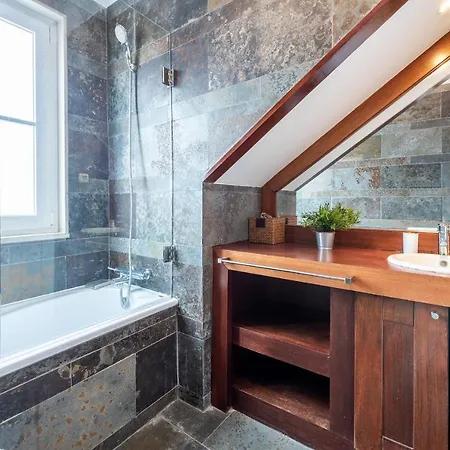 Rustic-style Apt Near Bairro Alto شقة *