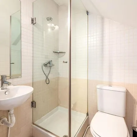 Rustic-style Apt Near Bairro Alto