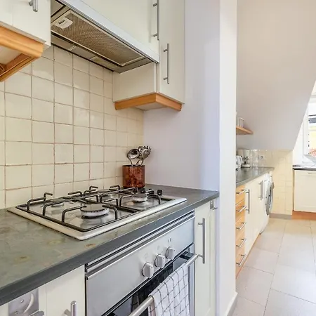 Rustic-style Apt Near Bairro Alto