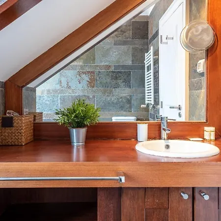 Rustic-style Apt Near Bairro Alto Апартаменты